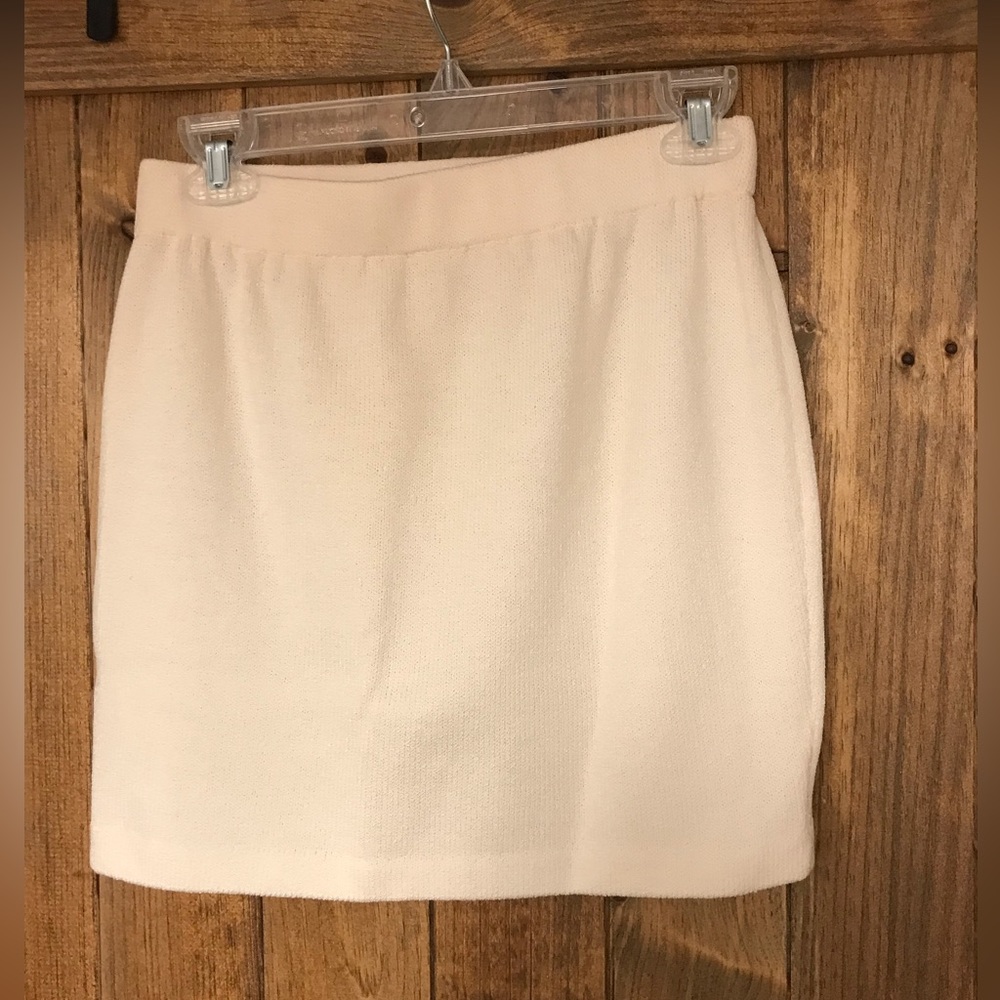 St. John Basics Mini Skirt - Size 4 - Cream/White